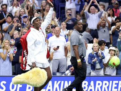 Look of the Week: Venus Williams’ fuzzy tennis racket case was a major serve